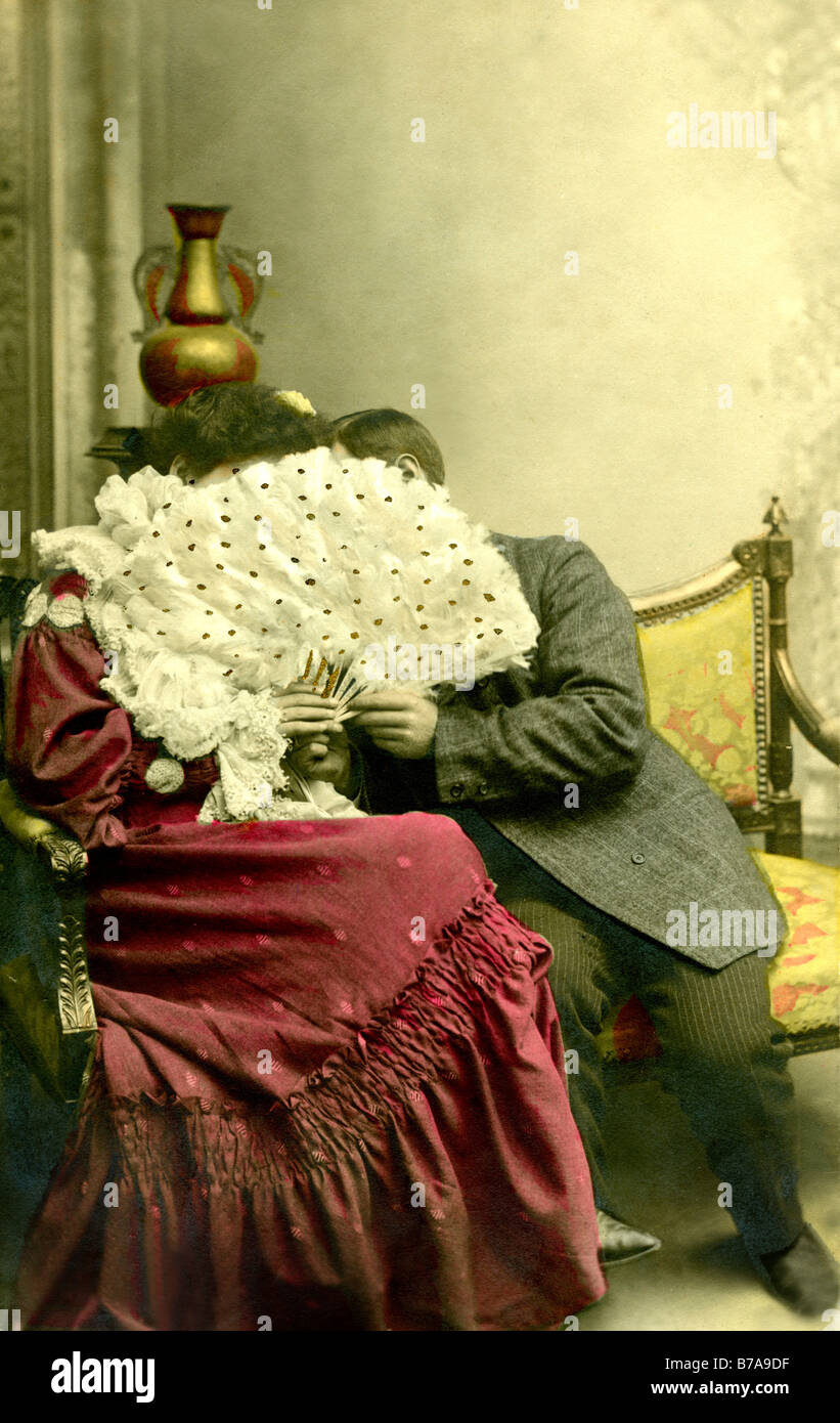 Photo historique, couple derrière le ventilateur, ca. 1915 Banque D'Images