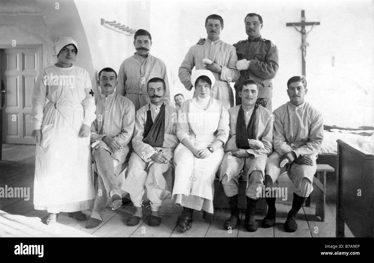 Photo historique, Première Guerre mondiale, blessé avec des infirmières, ca. 1916 Banque D'Images