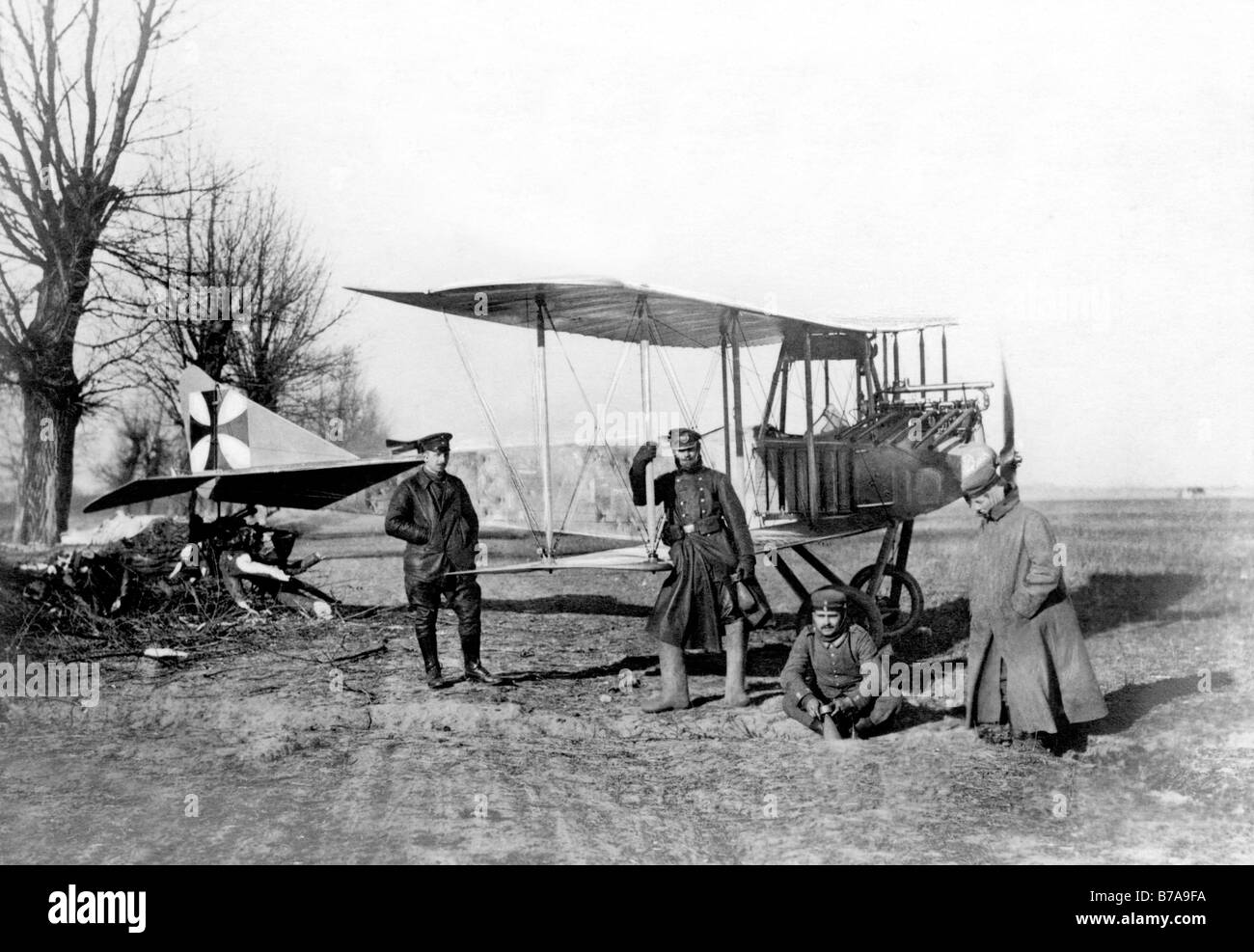 Photo historique, Première Guerre mondiale, l'armée de l'air, 'avion allemand ancrée sur une souche d'arbre dans la plaine polonaise. Les deux aviateurs bea Banque D'Images