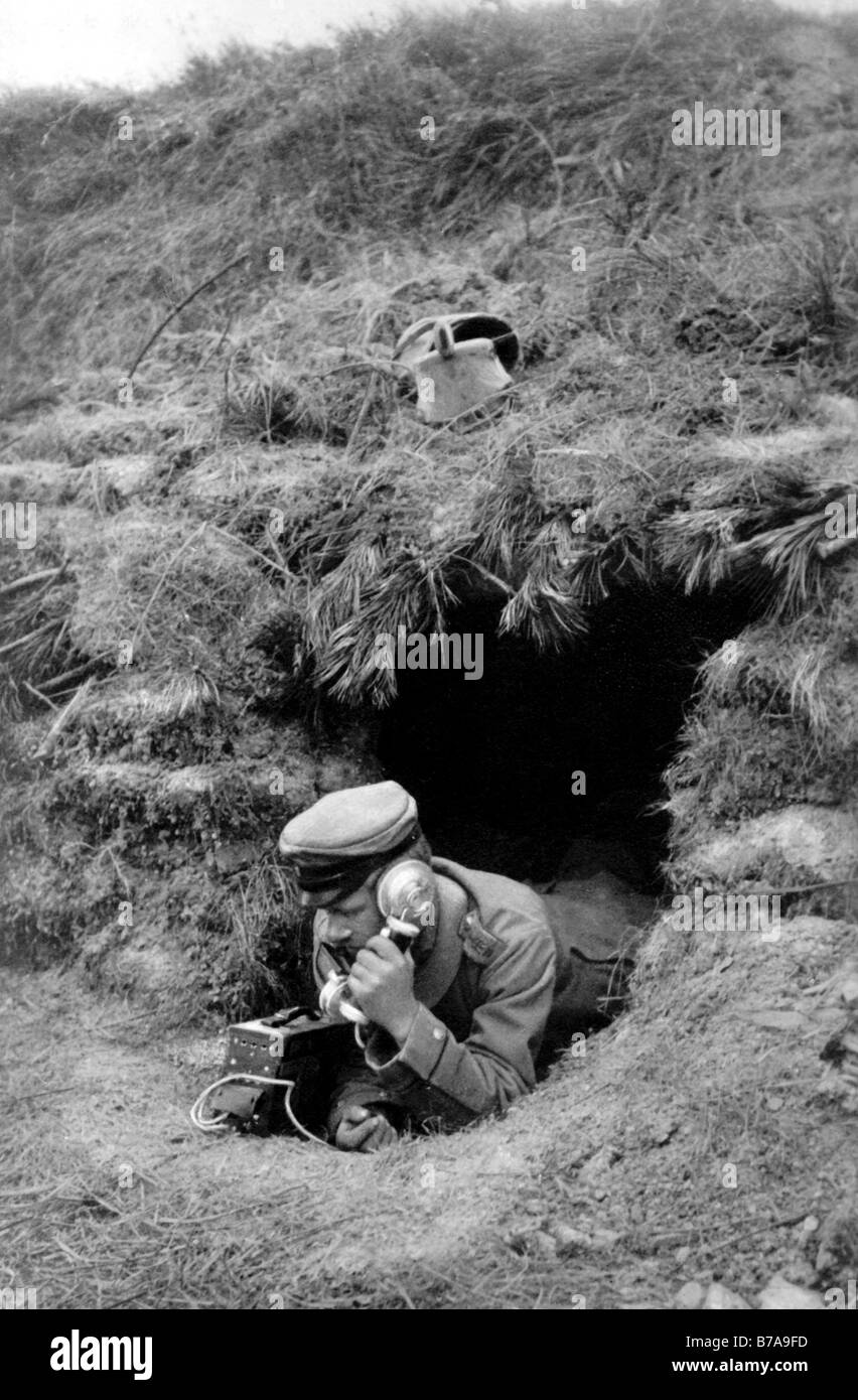 Photo historique, Première Guerre mondiale, 'point d'observation d'artillerie - en contact par téléphone avec la batterie" Banque D'Images