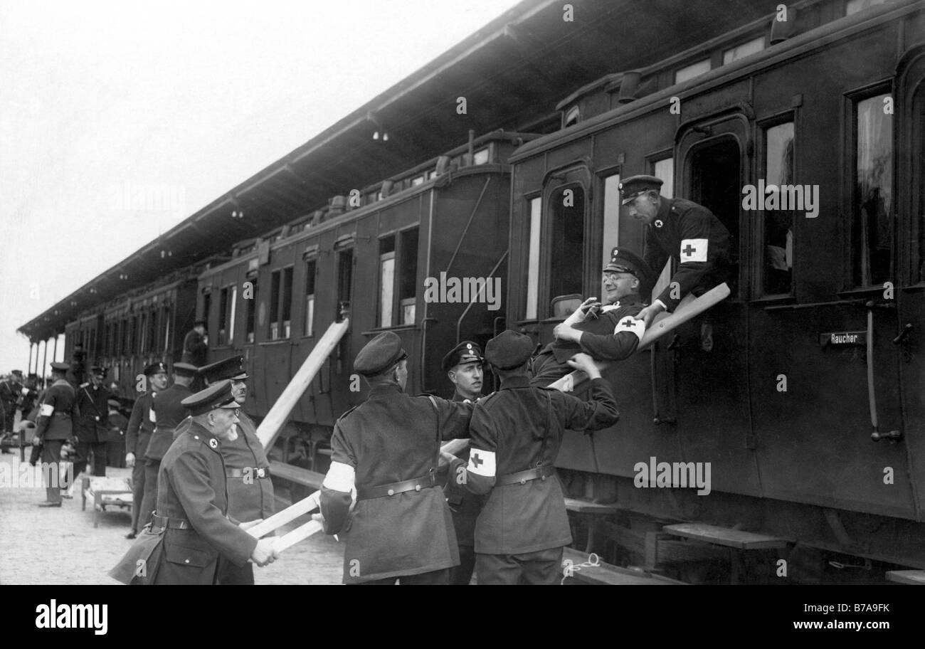Photo historique, Première Guerre mondiale, les techniciens médicaux d'urgence Banque D'Images
