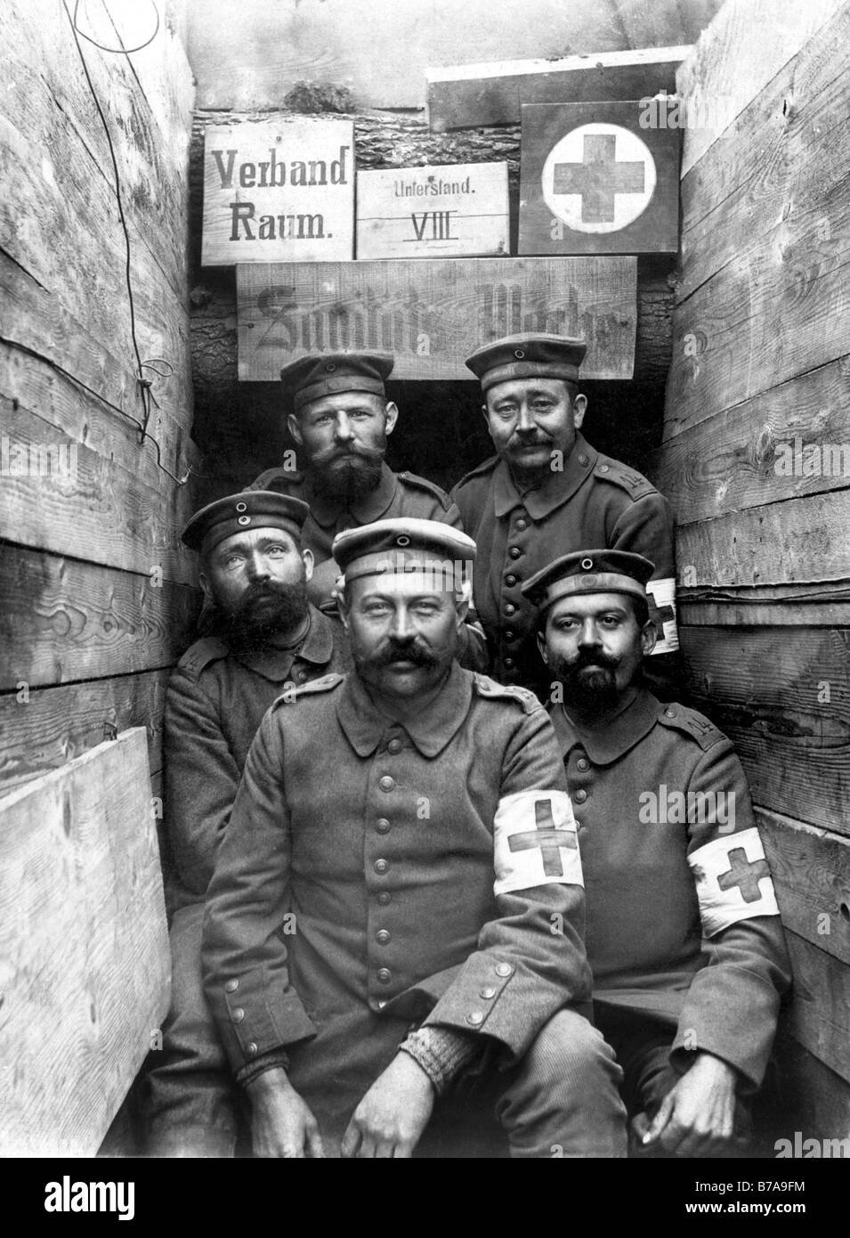 Photo historique, Première Guerre mondiale, les techniciens d'urgence médicale dans la tranchée Banque D'Images