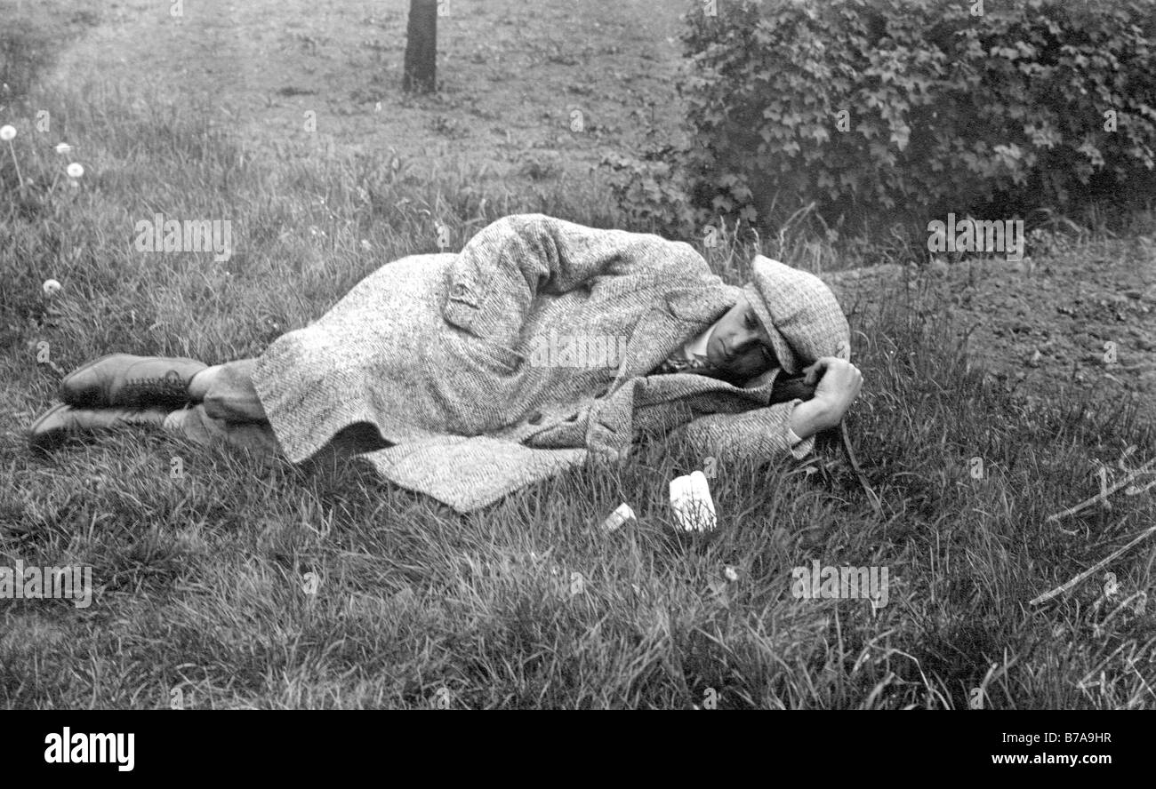 Photo historique, l'homme de dormir dans l'herbe, ca. 1930 Banque D'Images