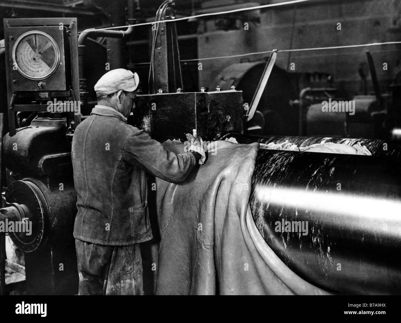 Photo historique, les travailleurs de l'usine de pneus, ca. 1940 Banque D'Images