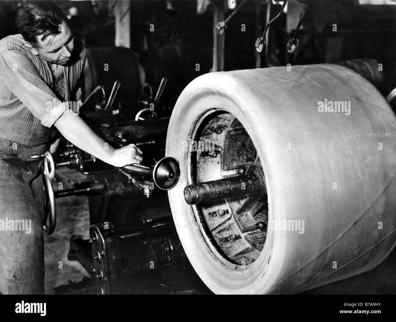 Photo historique, les travailleurs de l'usine de pneus, ca. 1940 Banque D'Images