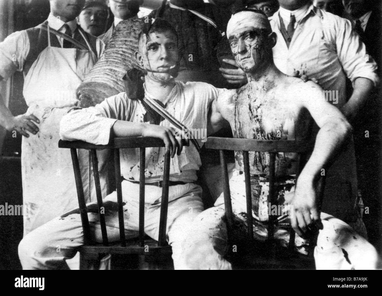 Photo historique, société d'étudiants de duel, blessés après le combat, ca. 1910 Banque D'Images