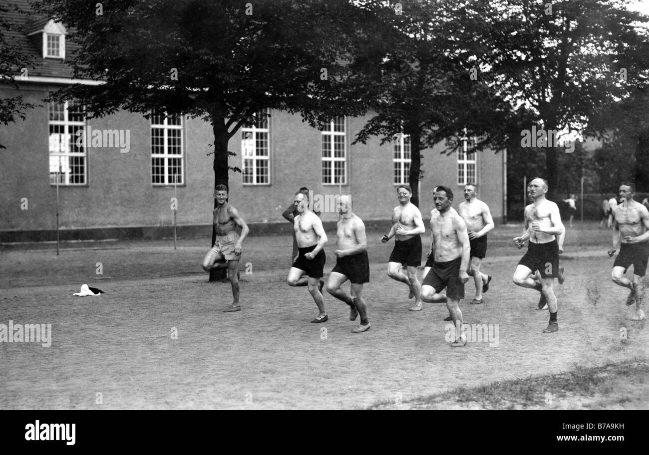 Photo historique, les athlètes le jogging, ca. 1915 Banque D'Images