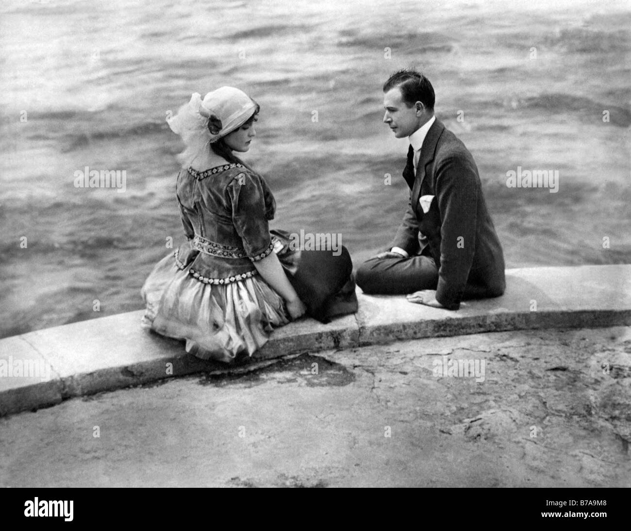 Photo historique, couple de discuter par la rivière, ca. 1930 Banque D'Images