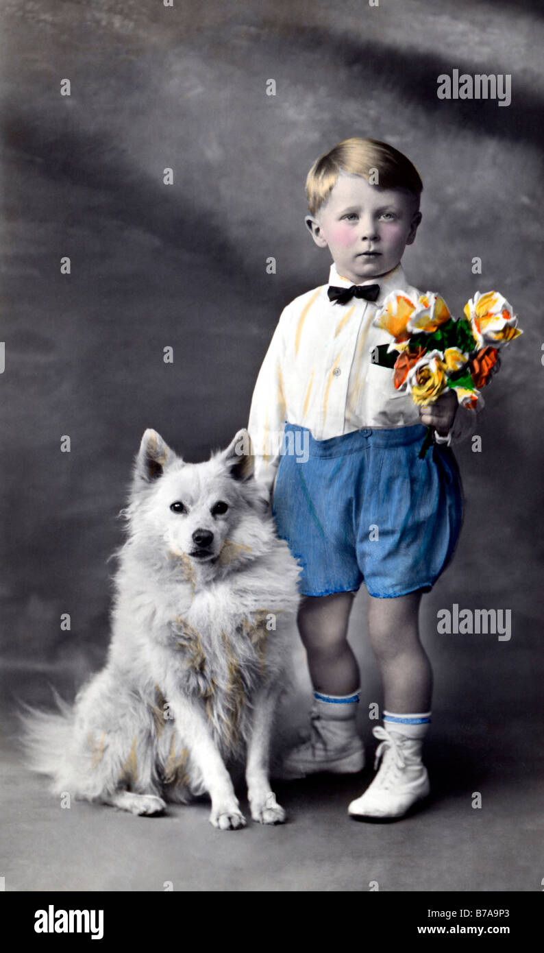 Photo historique, l'enfant avec son chien, ca. 1910 Banque D'Images