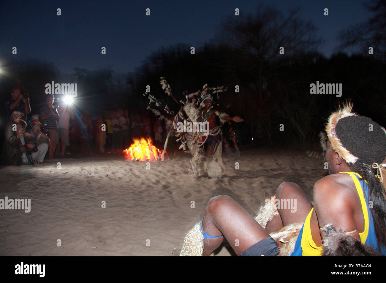 Les touristes à l'extérieur en regardant un spectacle de danse de nuit les Tonga Banque D'Images