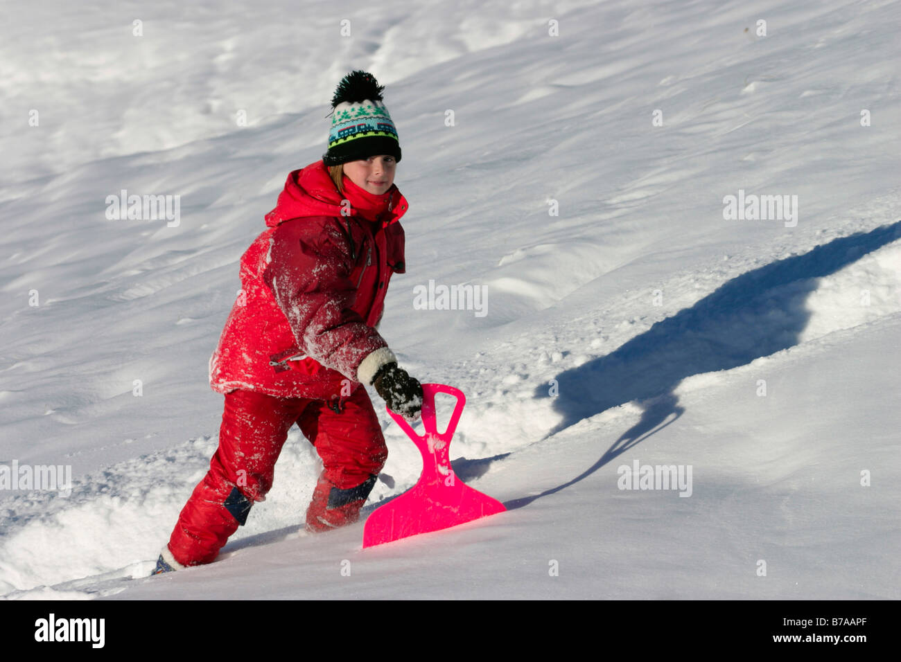 Fille 9 ans avec snow-slider, Dolomites, Italie, Europe Banque D'Images