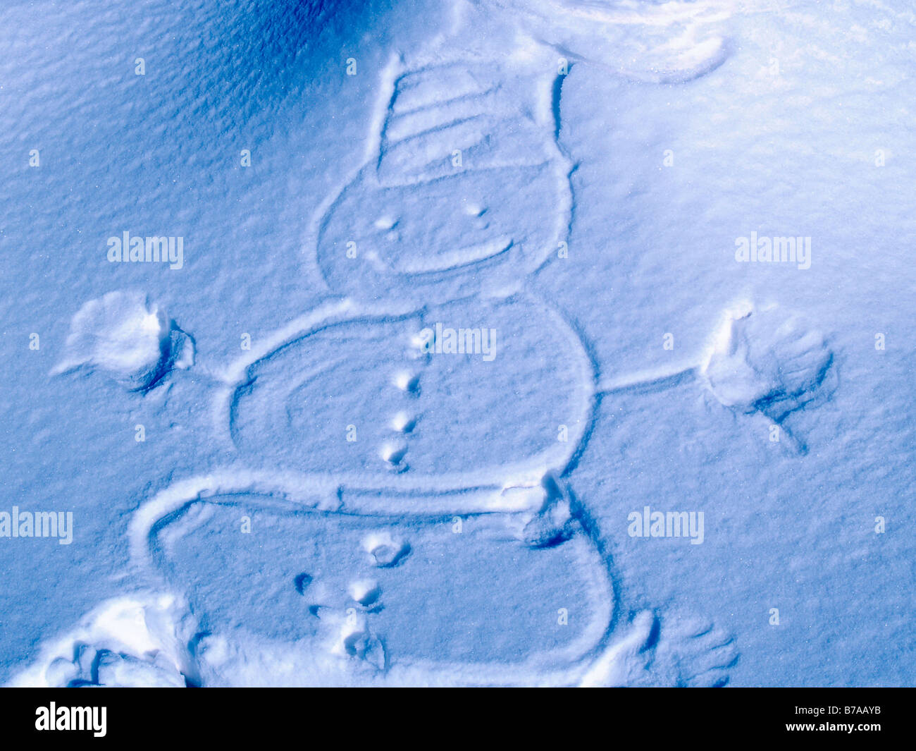 Le Snowman balisé dans la neige Banque D'Images
