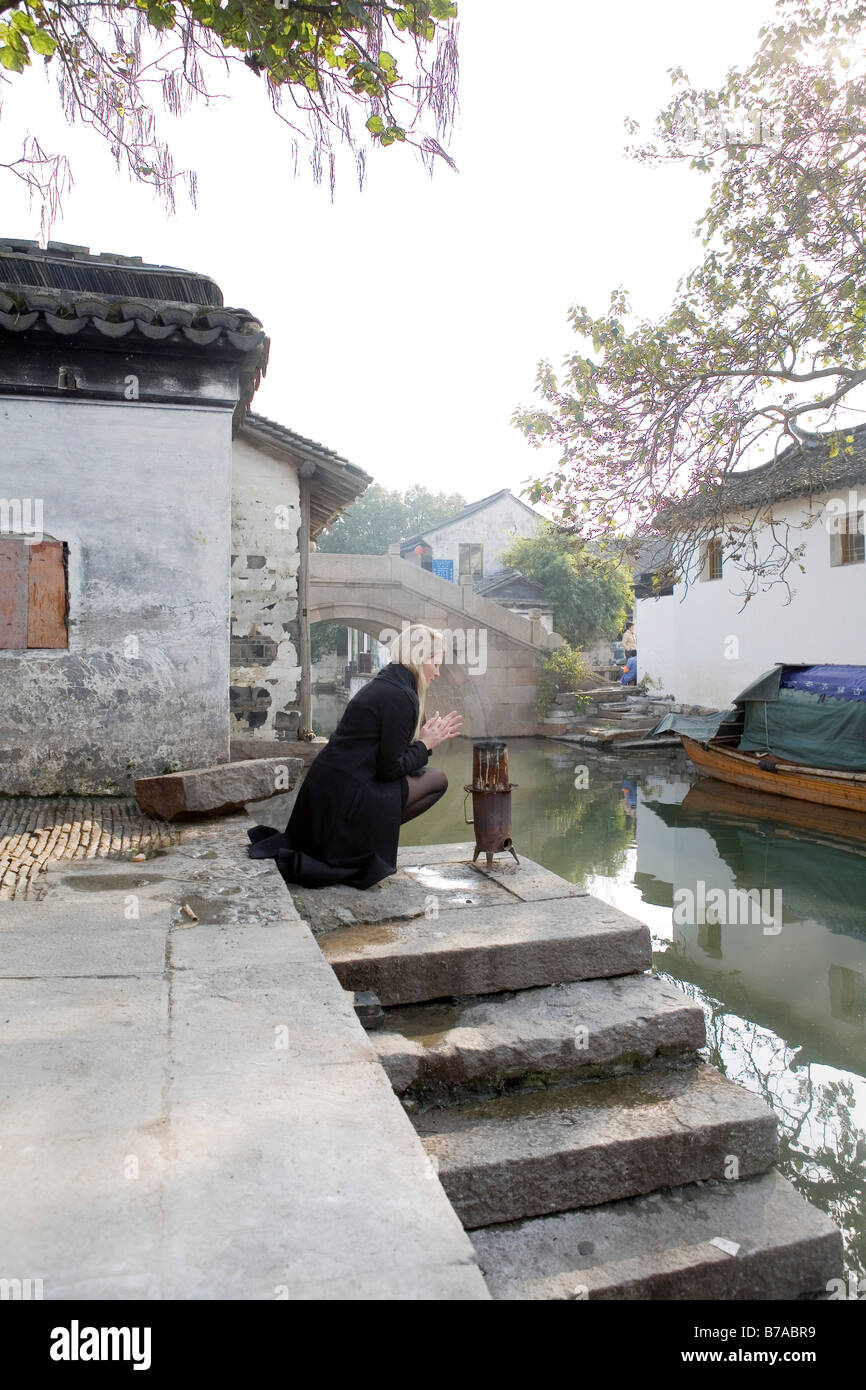 Jeune femme à Suzhou, Jiangsu, China, Asia Banque D'Images