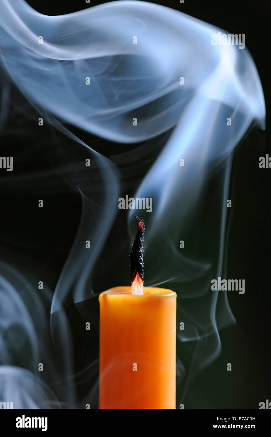 La fumée d'une bougie soufflée-out Photo Stock - Alamy