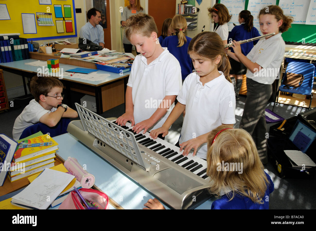 Jeu de piano les élèves d'une école primaire classe England UK Photo Stock  - Alamy
