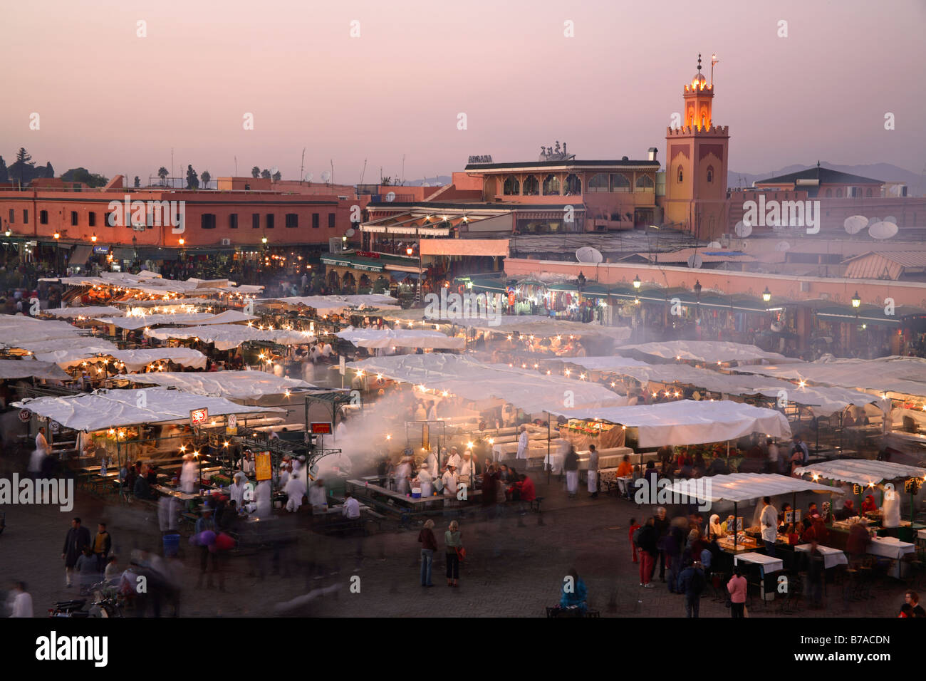 Place Djemaa el fna au coucher du soleil, Marrakech, Maroc Banque D'Images