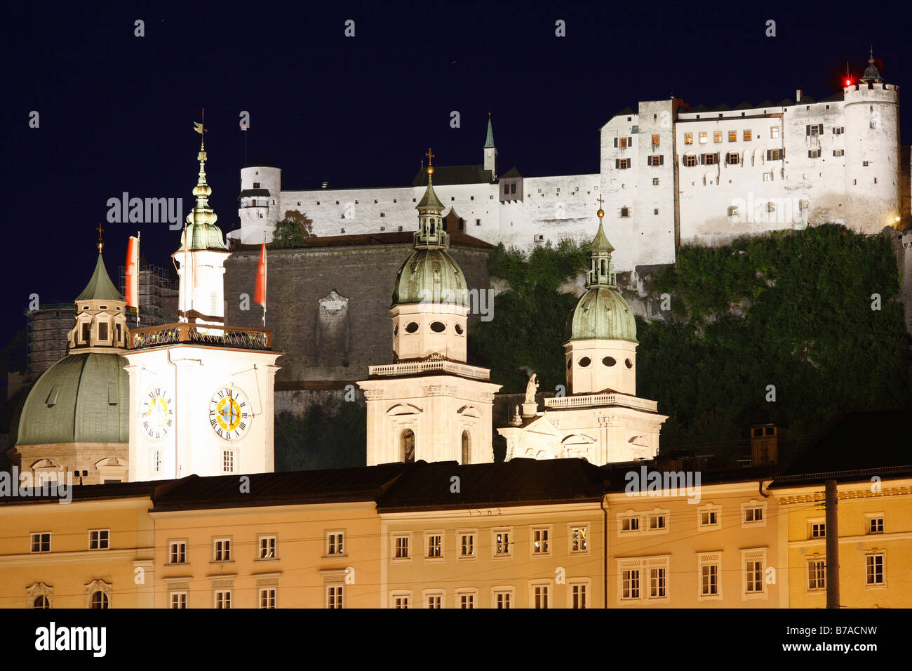 Hôtel de ville, la cathédrale et la forteresse de Hohensalzburg Festung, photo de nuit, Salzburg, Autriche, Europe Banque D'Images