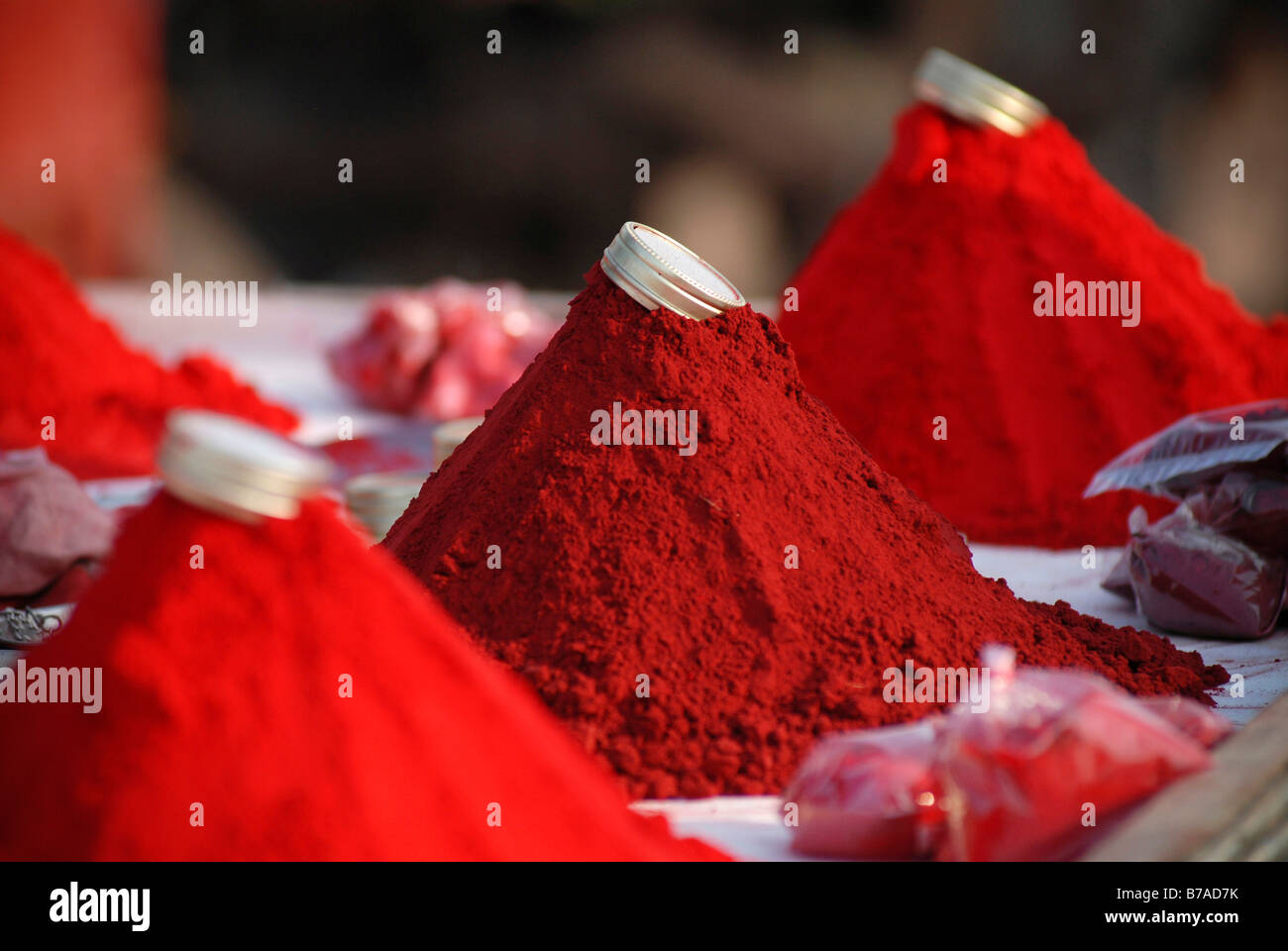Poudre de kumkum rouge, Ram devra pilgrim festival, Ramdevra Pokhran,, Rajasthan, Inde du Nord, l'Asie Banque D'Images