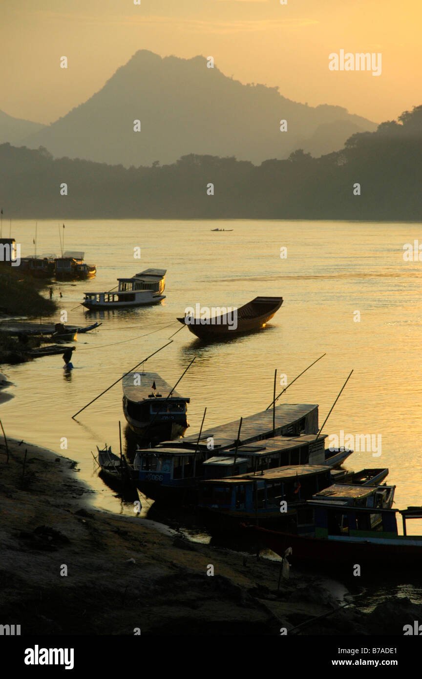 Ciel coucher de soleil avec des bateaux sur la rive du Mékong, Luang Prabang, Laos, Asie du Sud Banque D'Images