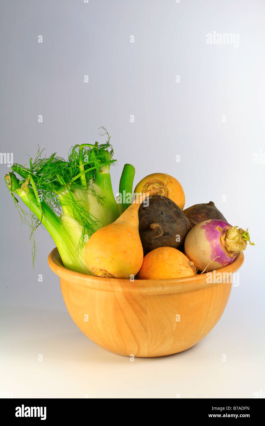 Les légumes dans un bol en bois, les Suédois ou les navets jaunes, des navets, betterave et céleri Banque D'Images