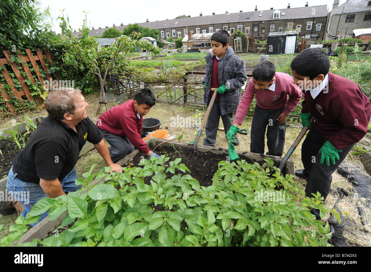 Les enfants visiter un projet d'attribution d'en apprendre davantage sur le jardinage et l'environnement Banque D'Images