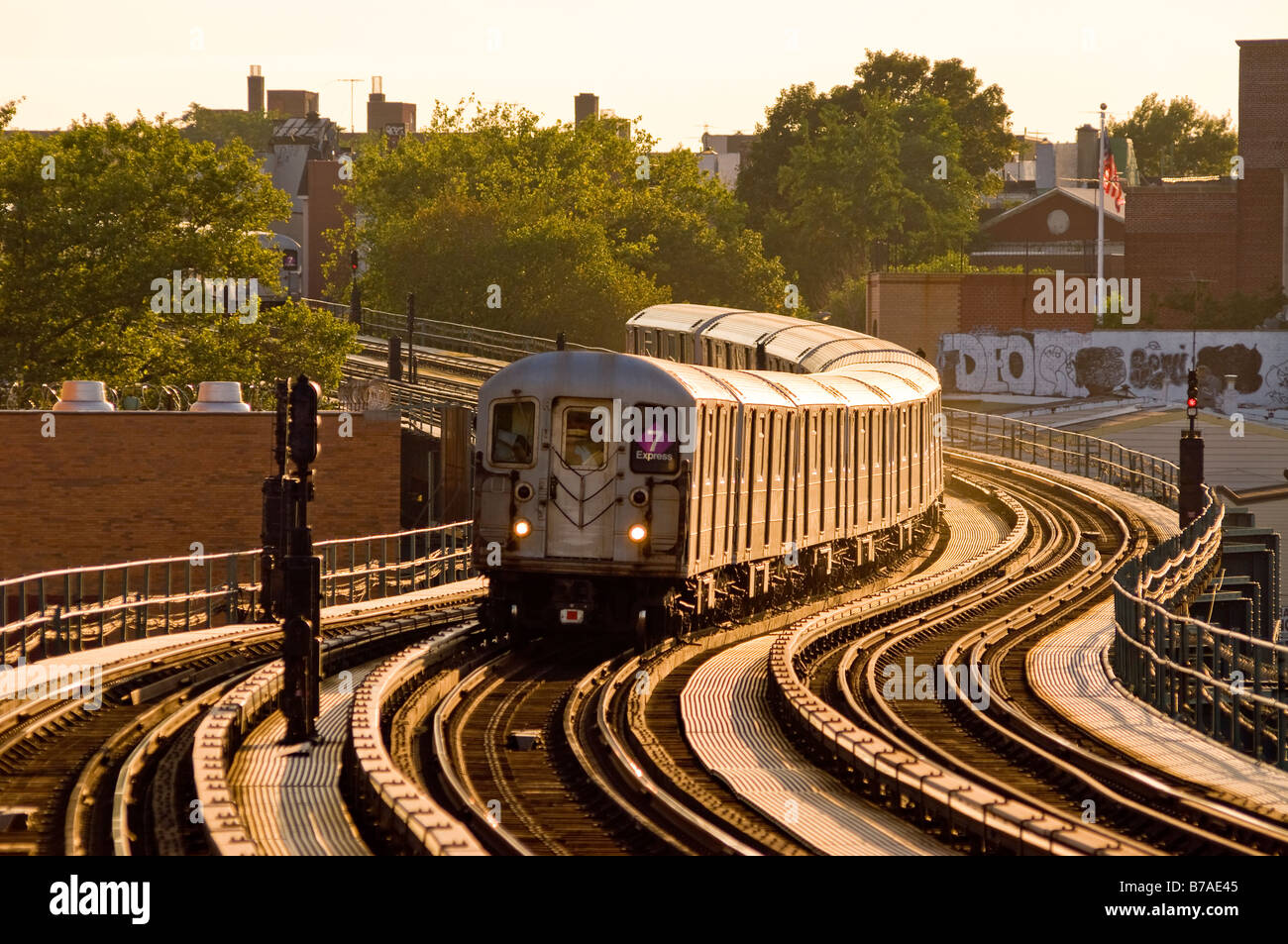 Le numéro 7 du métro surélevé dans le Queens, New York. Banque D'Images Le numéro 7 du métro surélevé dans le Queens, New York. Banque D'Images