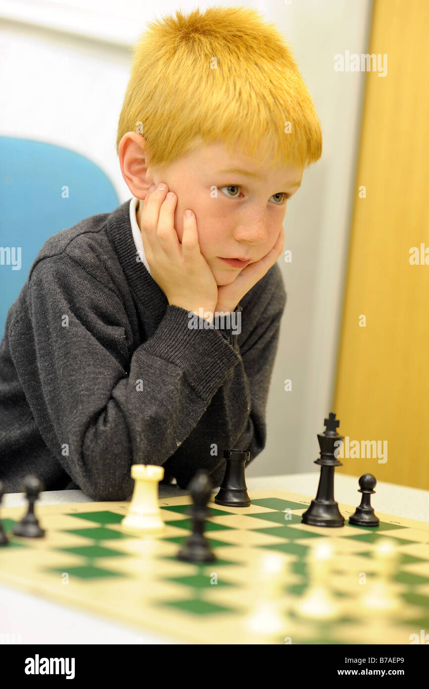 Un jeune garçon joue aux échecs à un club d'échecs, Bradford Banque D'Images
