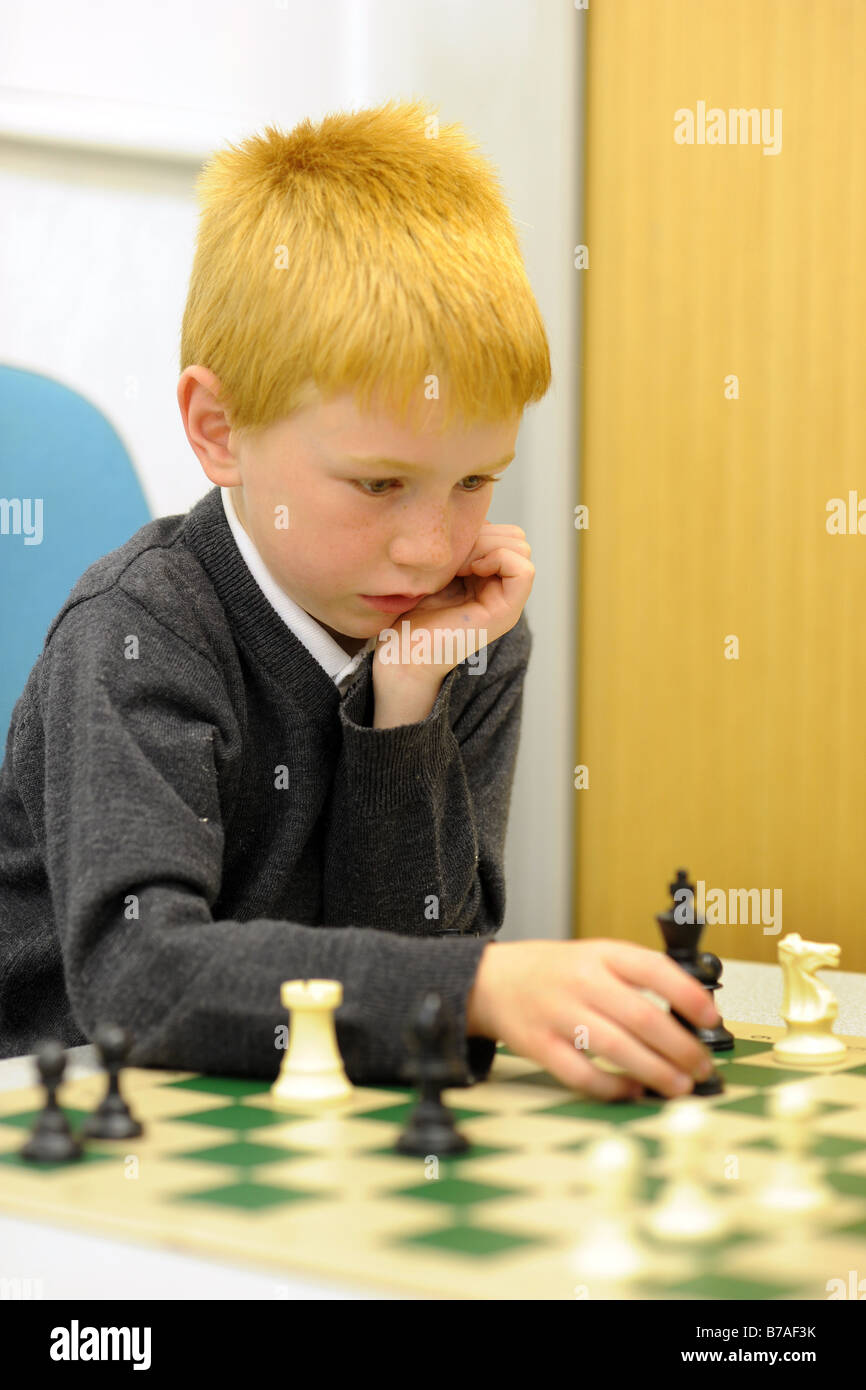 Un garçon joue aux échecs à un club d'échecs Bradford Banque D'Images