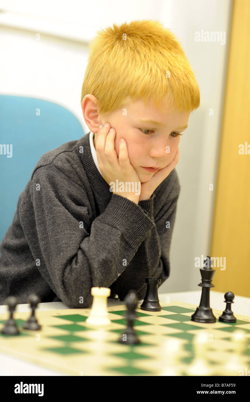 Un garçon joue aux échecs à un club d'échecs Bradford Banque D'Images