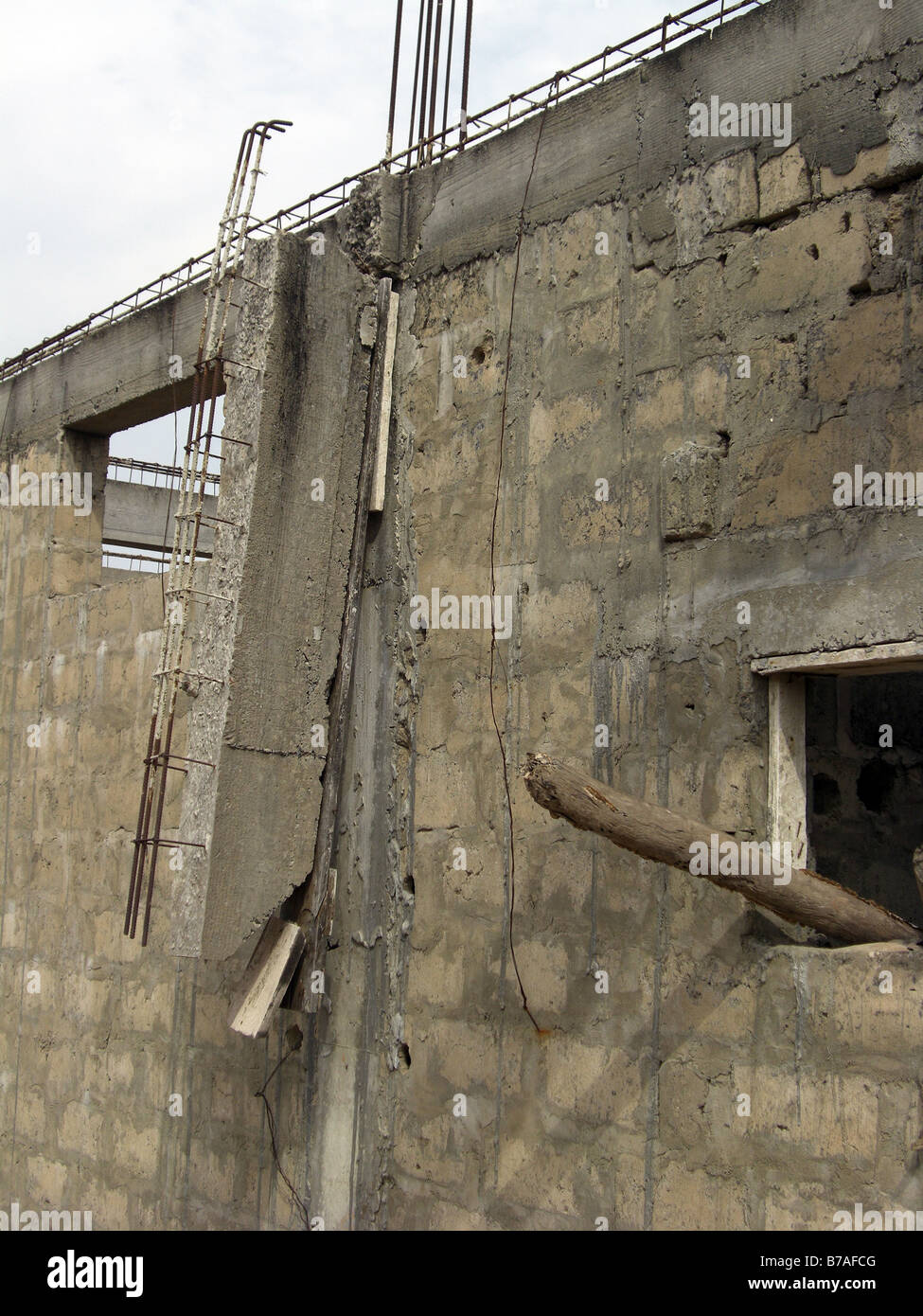 Pratiques de travail dangereuses sur un chantier en Gambie en Afrique de l'Ouest. Banque D'Images