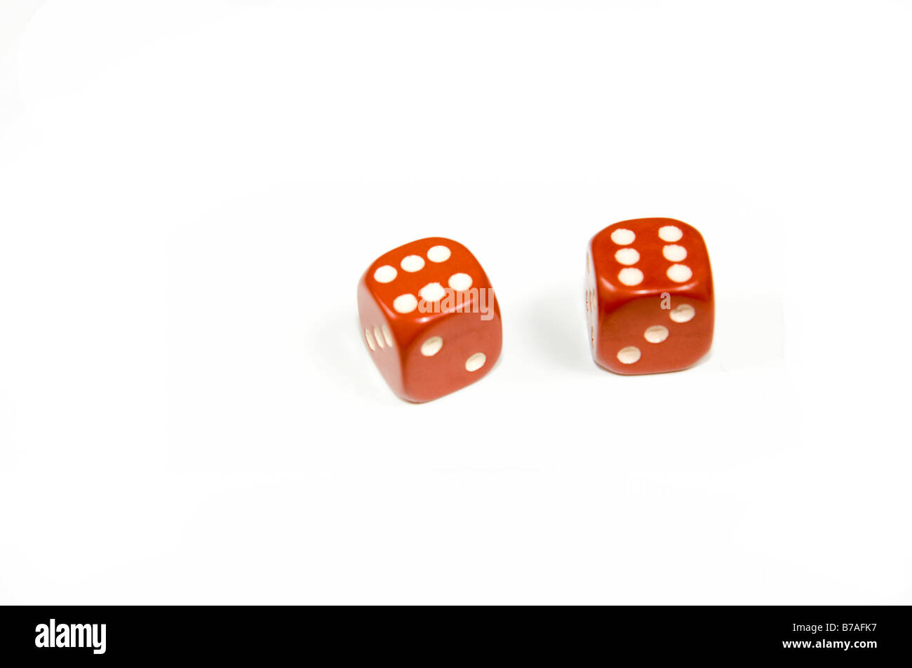Deux dés rouges sur fond blanc six double la probabilité de ce résultat est de 1 sur 36 Banque D'Images