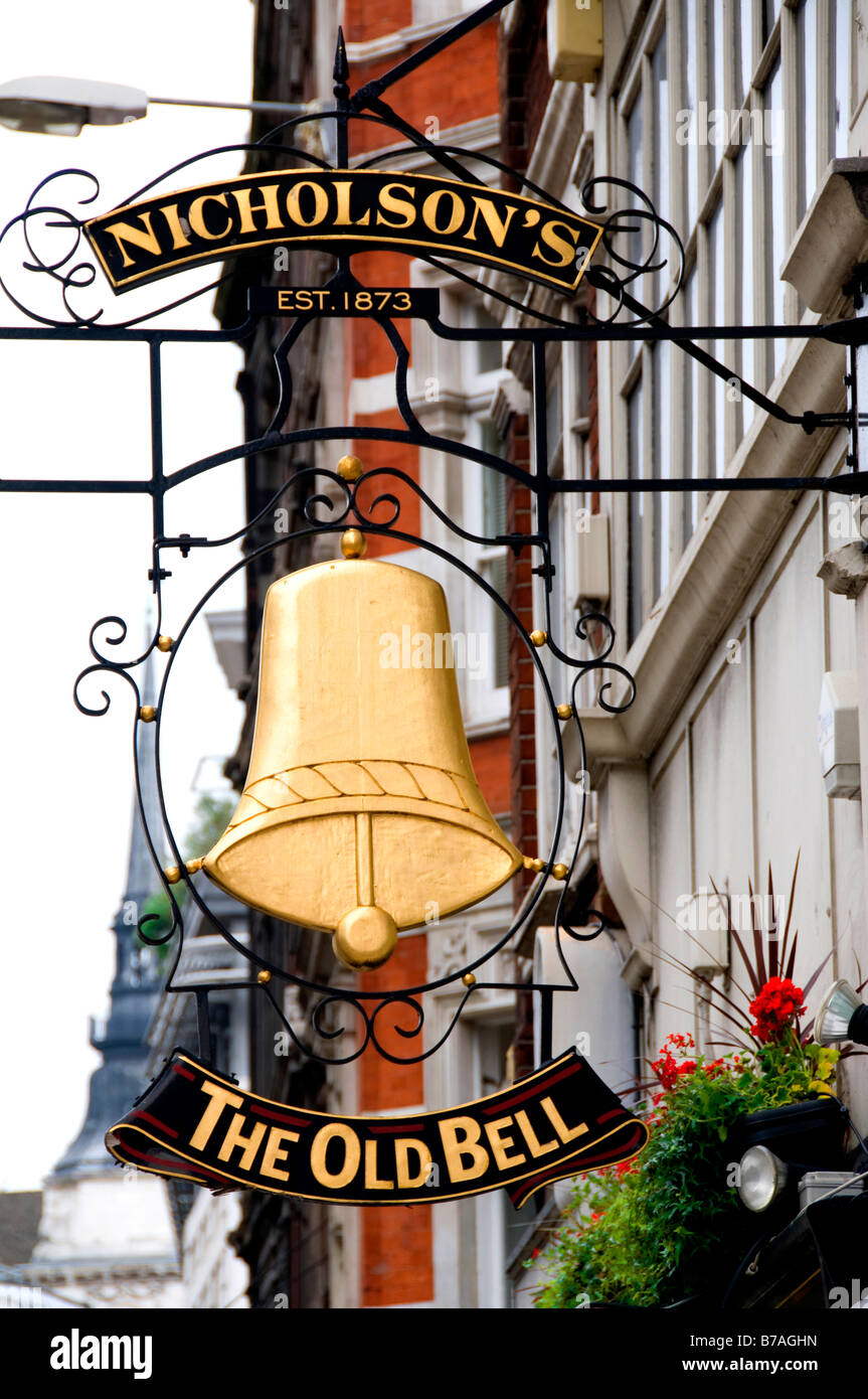L'ancien clocher Nicholson s London pub bar panneau-réclame Banque D'Images