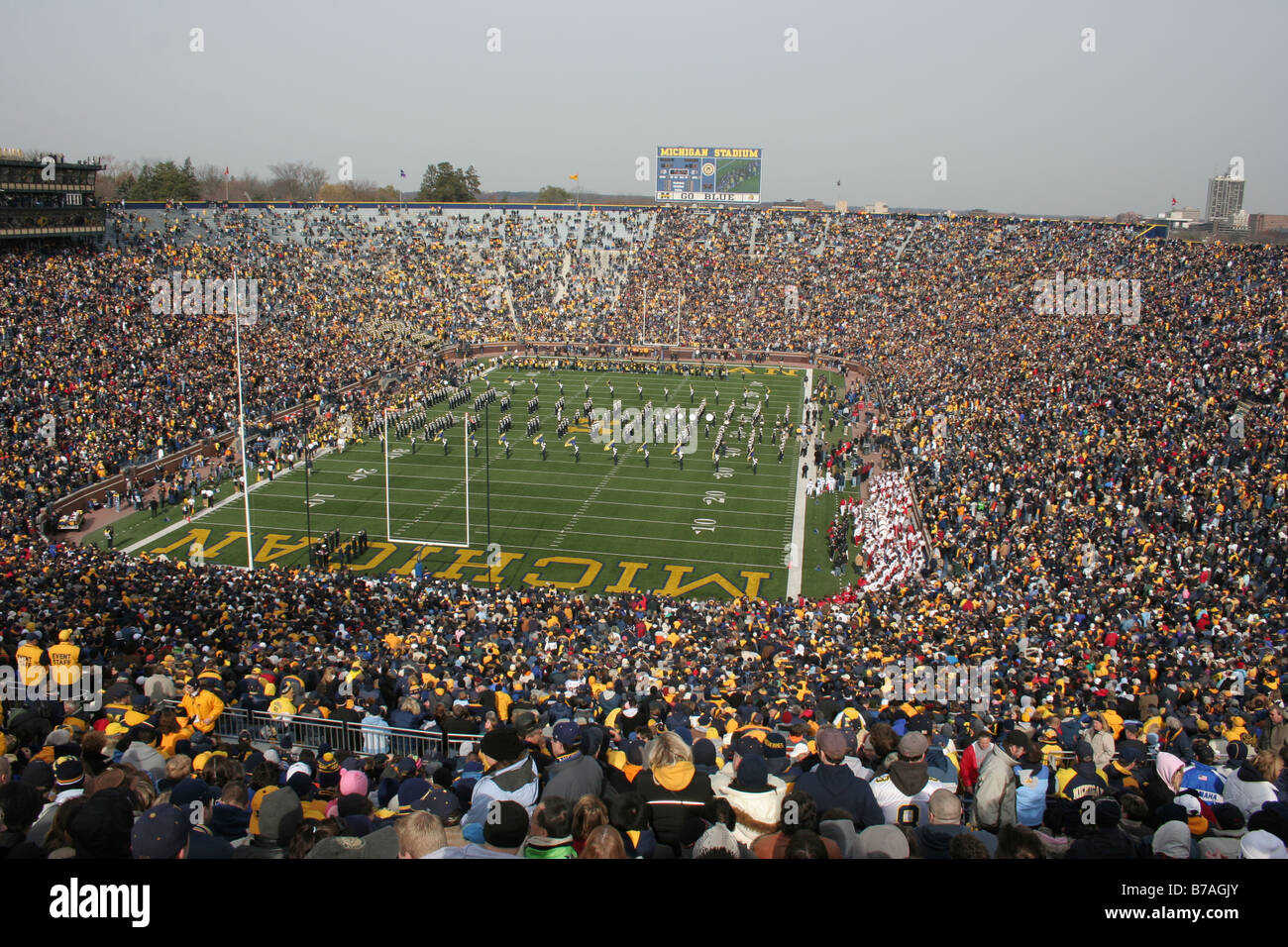 Pack des fans l'Université du Michigan stade de football pour un match de football. Banque D'Images