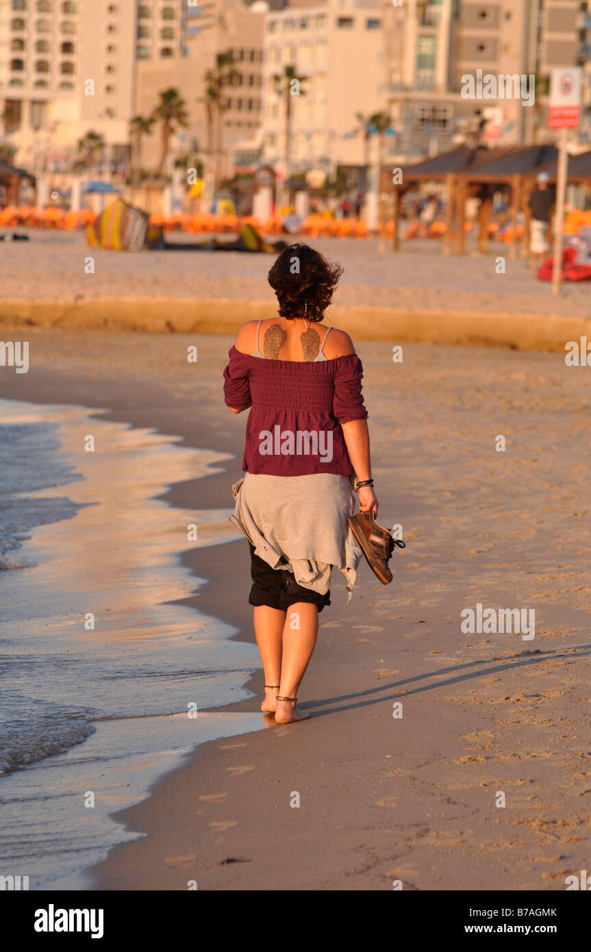 Israël Tel Aviv Femme avec des ailes d'Ange tatouage sur son dos sur la plage Banque D'Images