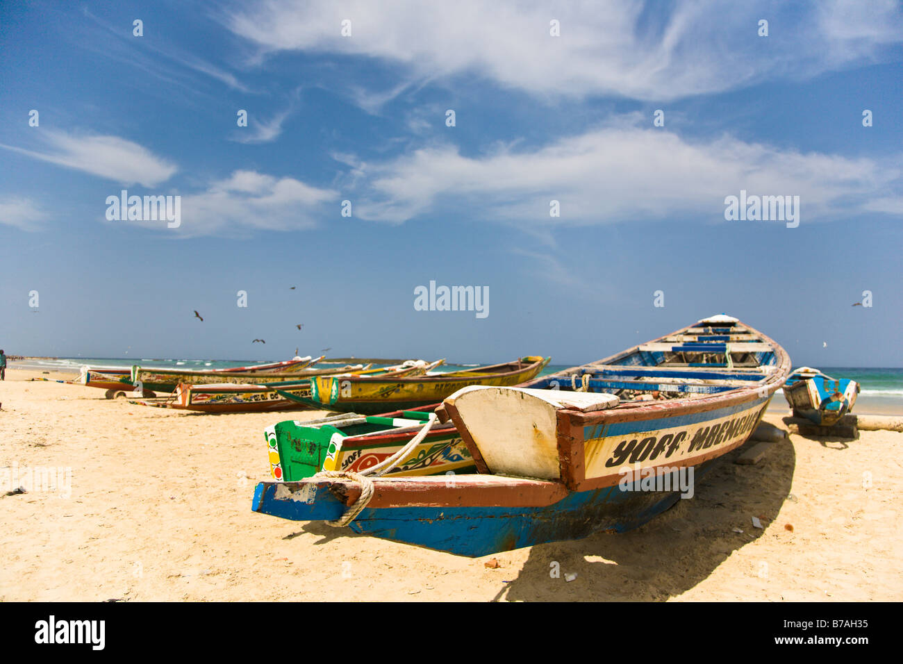 Les bateaux peints de couleurs vives bordent la plage de Yoff, un village de pêcheurs à 30 minutes à l'extérieur de la capitale du Sénégal ville de Dakar. Banque D'Images