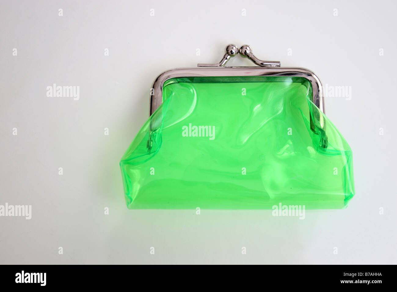 Petit sac à main vert et de changement de pièces sur fond blanc Banque D'Images