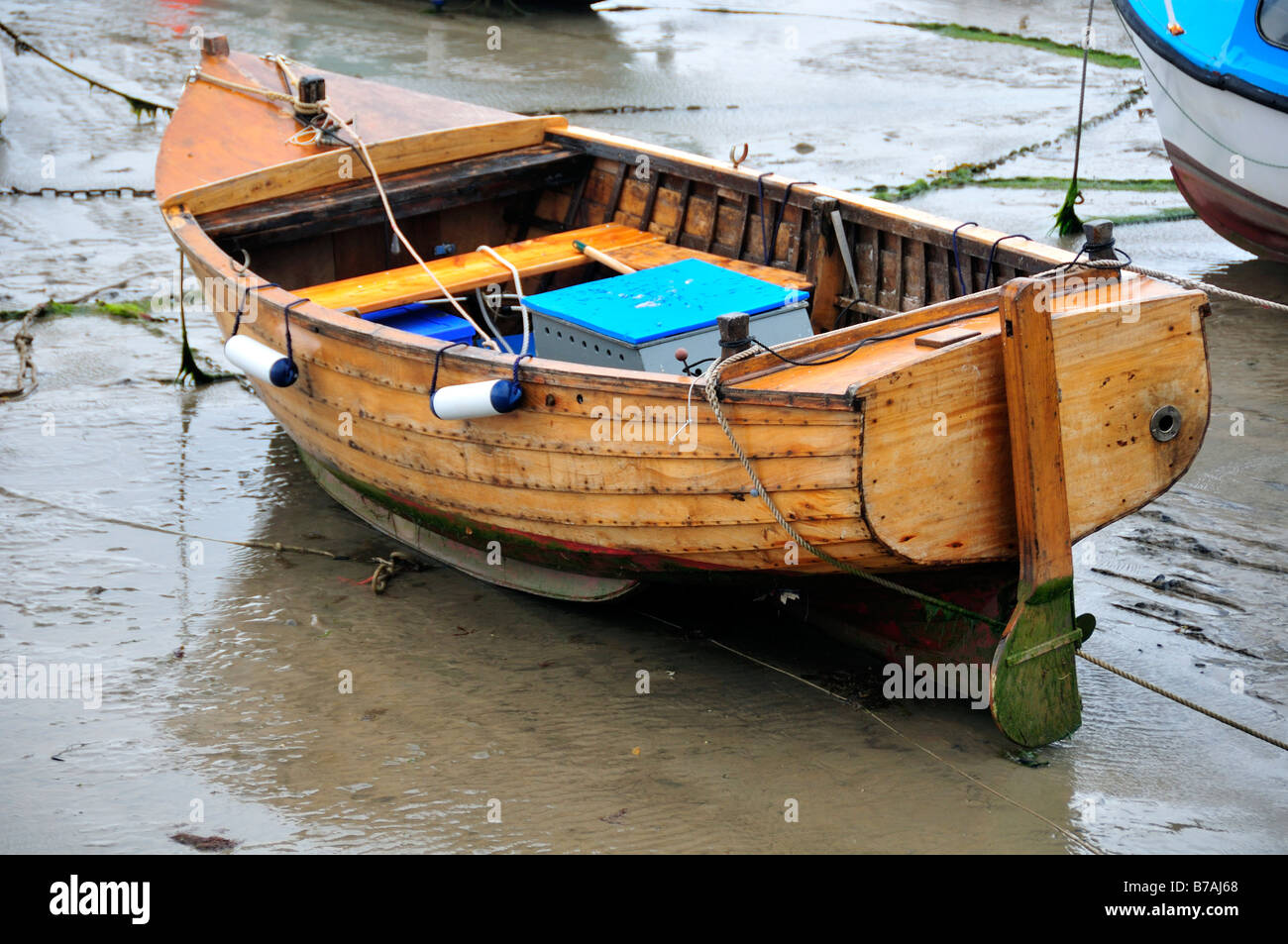 Bateau en bois à lowtide Banque D'Images