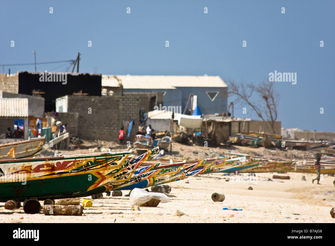Les bateaux peints de couleurs vives bordent la plage de Yoff, un village de pêcheurs à 30 minutes à l'extérieur de la capitale du Sénégal ville de Dakar. Banque D'Images