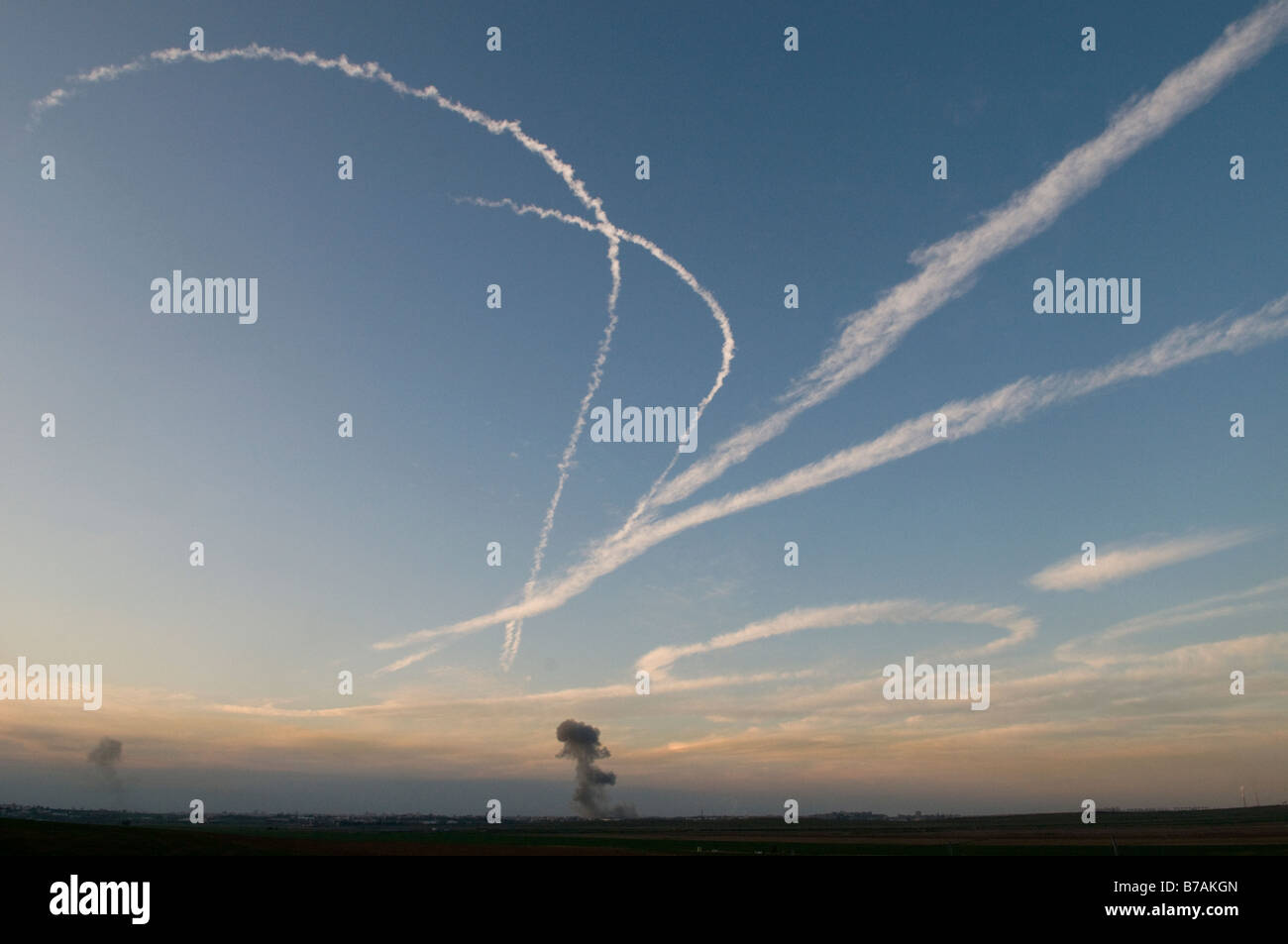 De la fumée s'affiche à la suite d'une attaque aérienne israélienne sur les positions de Hammas Dans le nord de la bande de Gaza Banque D'Images