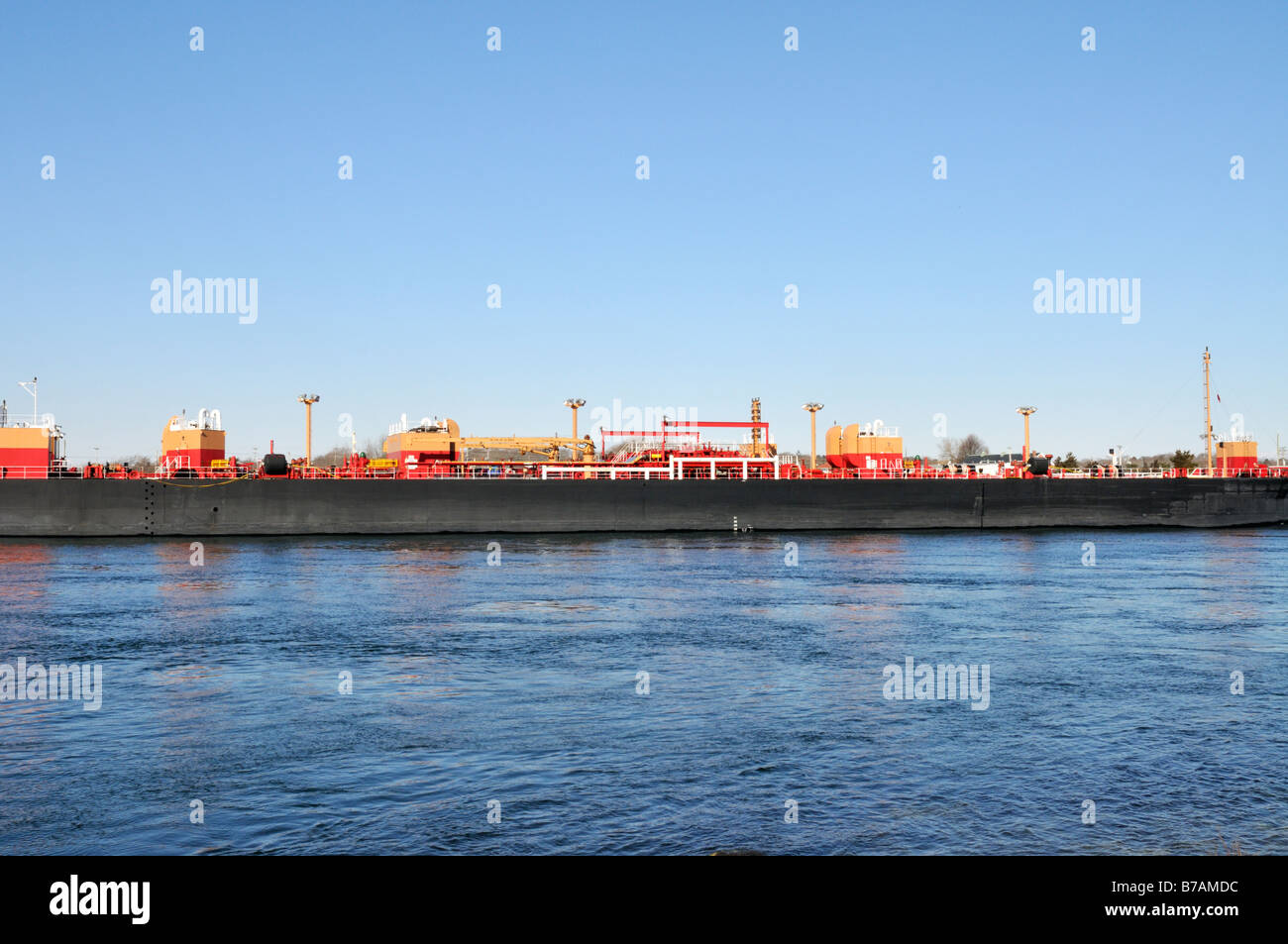 Double coque complète barge carburant sur l'océan USA Banque D'Images