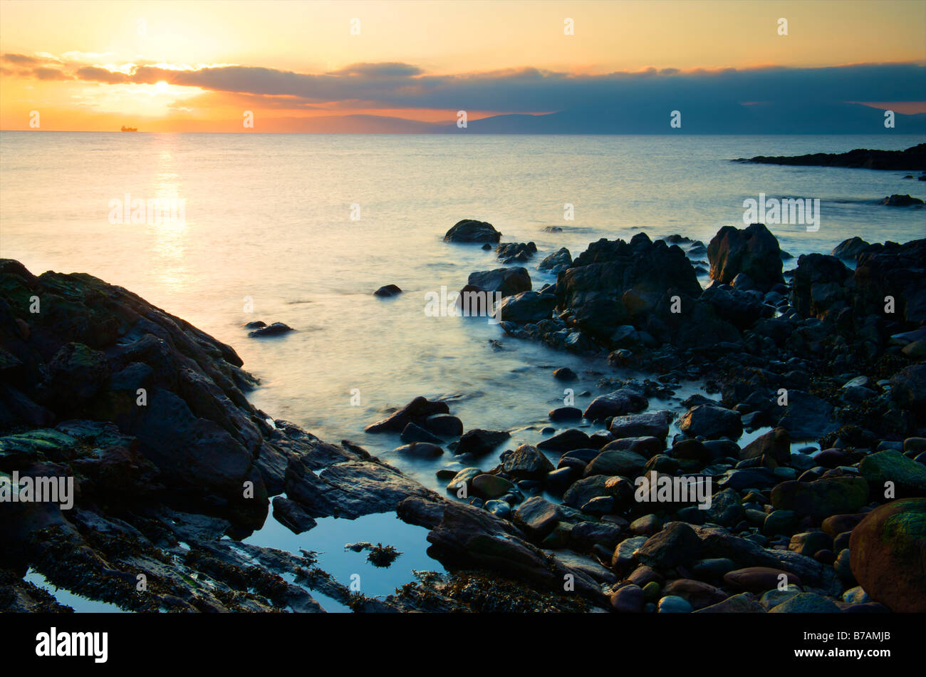 Seascape view de la clyde au coucher du soleil sur un éperon rocheux à marée basse Banque D'Images