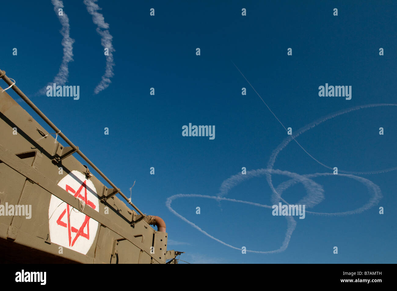 La fumée des avions israéliens laissent des traces dans le ciel avec APC blindés à la frontière israélienne avec la bande de Gaza Banque D'Images