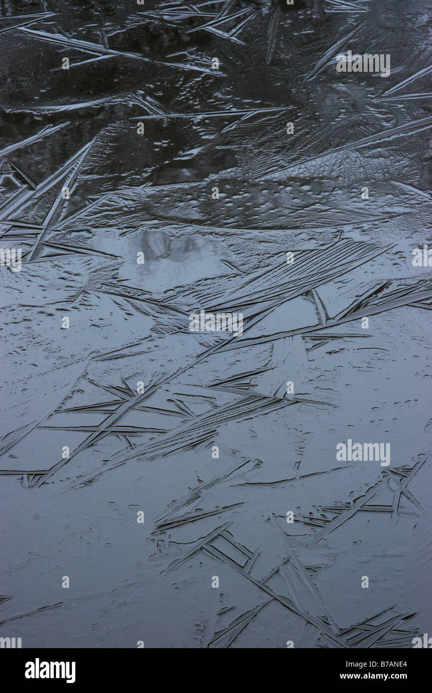 Motifs abstraits de glace sur l'étang. Banque D'Images