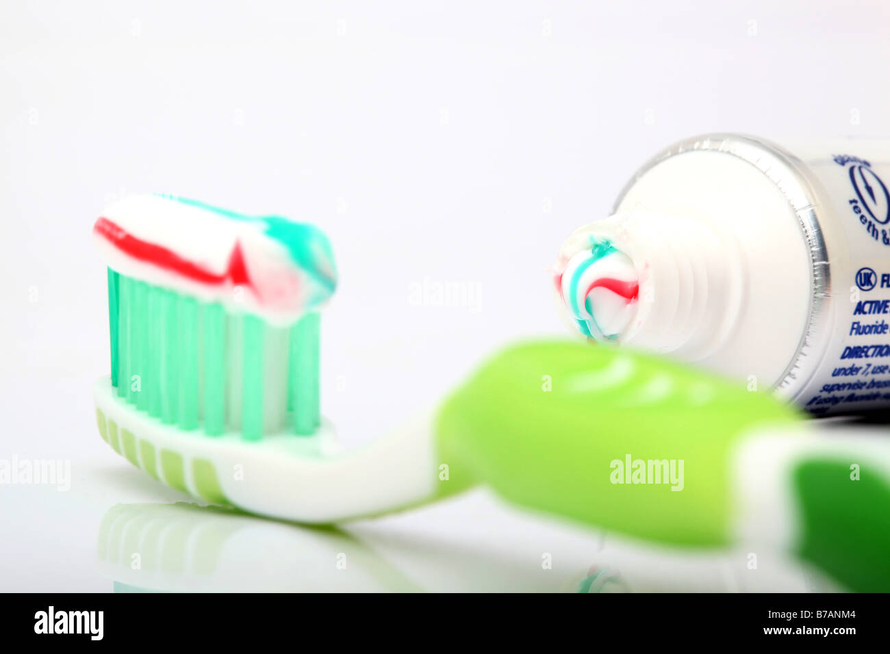 Brosse à dents et dentifrice focus gros plan flou sur fond blanc Banque D'Images