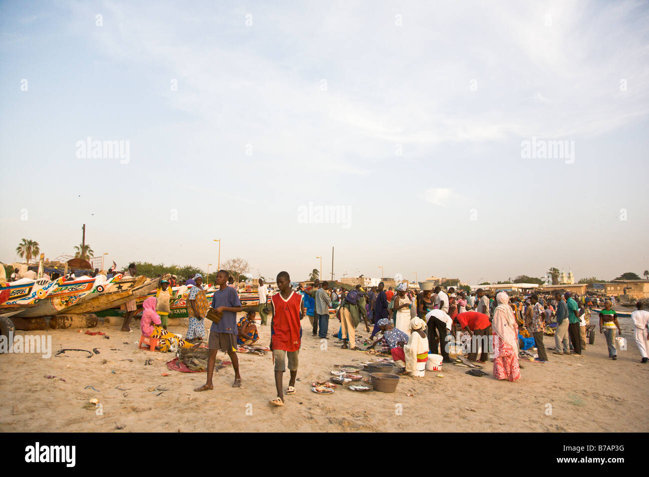 Ce marché aux poissons sur la plage de la capitale du Sénégal ville de Dakar est une scène typique dans ce pays d'Afrique de l'Ouest côtière. Banque D'Images