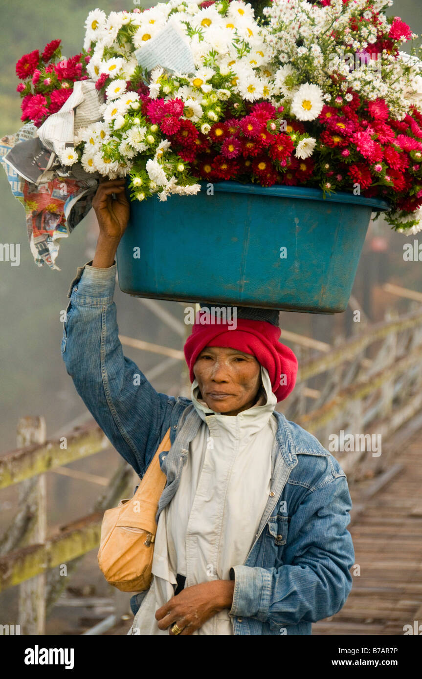 Mon femme avec panier de fleurs sur sa tête à Sangklaburi en Thaïlande Banque D'Images