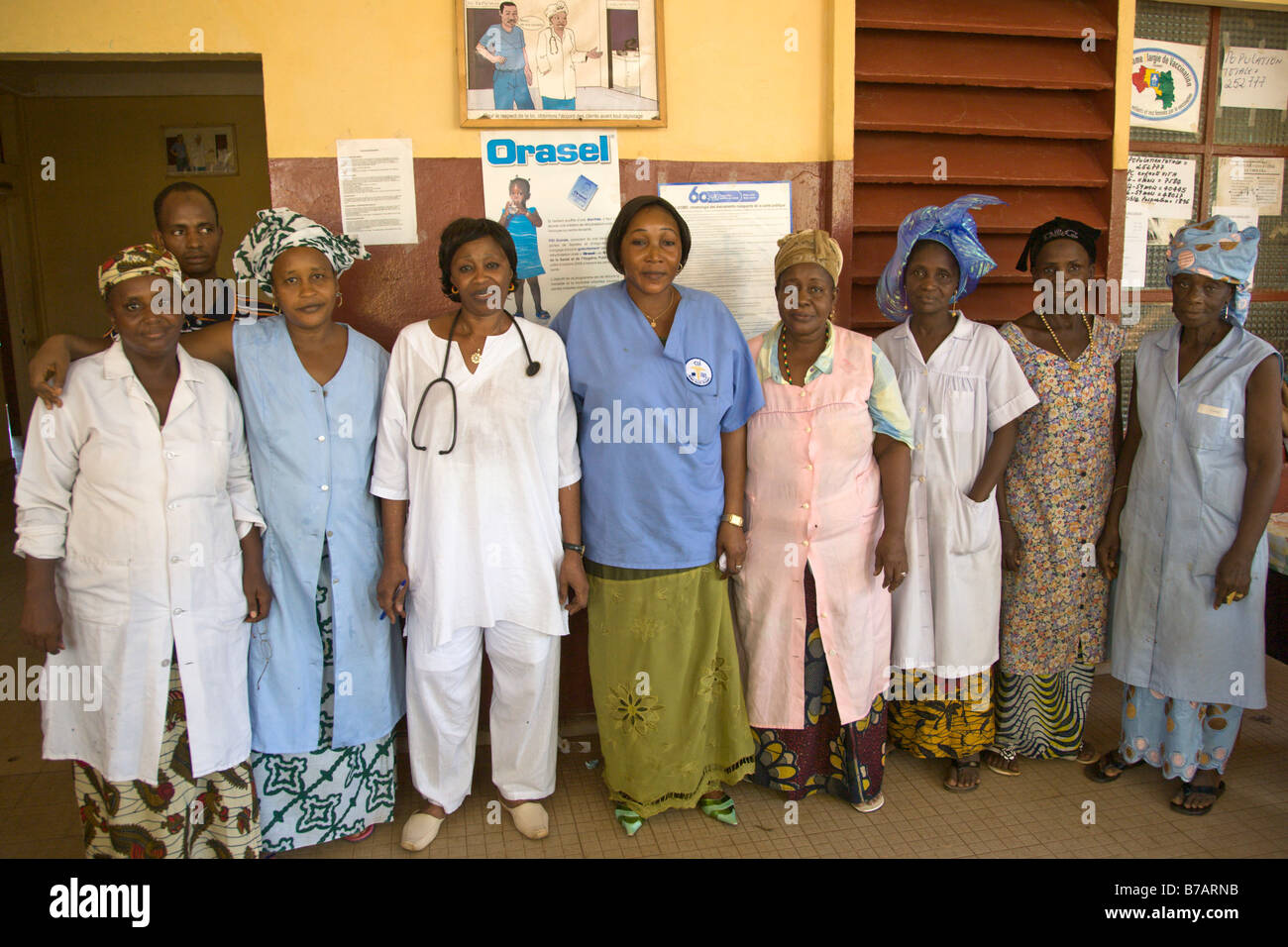 Le personnel du ministère de la santé à un centre de santé publique et d'assistance volontaires (VCT) centre à Conakry, en Guinée. Banque D'Images