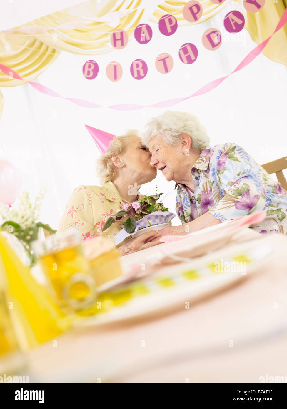 D'anniversaire à résidence pour personnes âgées Banque D'Images