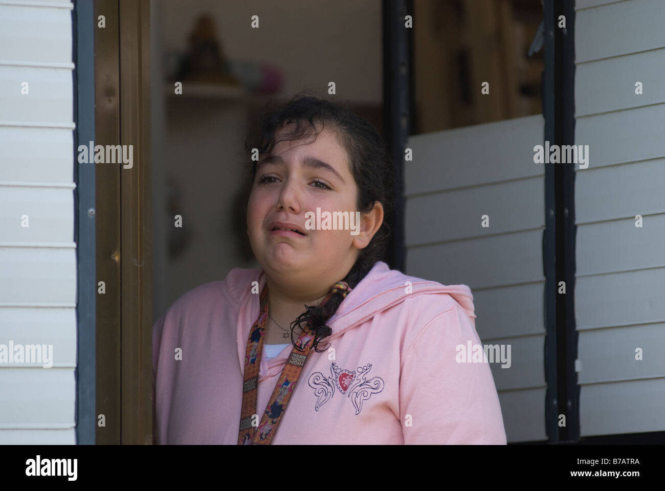Une jeune fille d'Israël en état de choc sur le lieu d'une attaque de roquettes Qassam palestinienne dans la ville d'Ashkelon, Israël Banque D'Images
