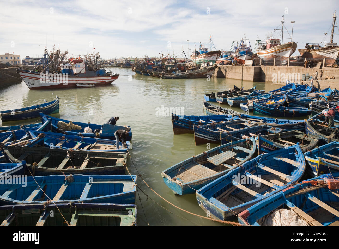 Essaouira Maroc Afrique du Nord Les petits bateaux de pêche en bois bleu à port sur la côte ouest Banque D'Images